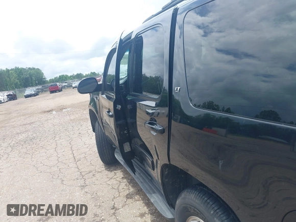 2014 Chevrolet Tahoe LT z VIN 1GNSKBE02ER133795, wystawiony jako IAAI lot #42335322 z przebiegiem 217 292 mil mil oraz . Historia ofert i sprzedaży dostępna na DreamBid. Obrazek 18.