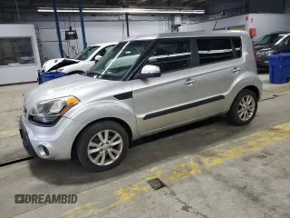 2013 Kia Soul + z VIN KNDJT2A65D7564122, wystawiony jako Copart lot #55811785 z przebiegiem 89 887 mil mil oraz Szkody całkowita. Historia ofert i sprzedaży dostępna na DreamBid. Obrazek 1.