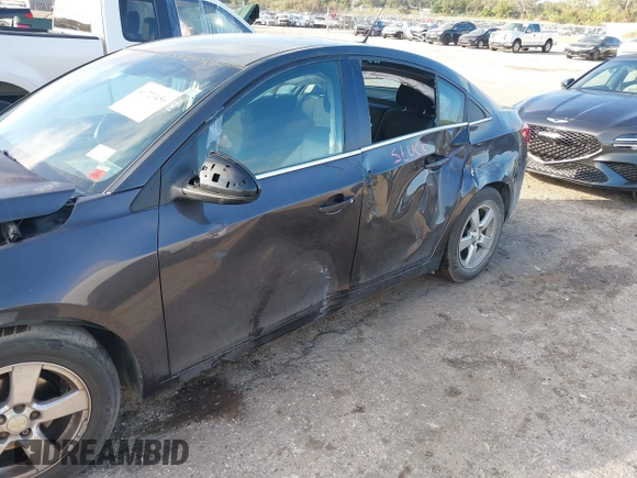 2014 Chevrolet Cruze 1LT z VIN 1G1PC5SB9E7446821, wystawiony jako IAAI lot #40723456 z przebiegiem 137 378 mil mil oraz . Historia ofert i sprzedaży dostępna na DreamBid. Obrazek 6.