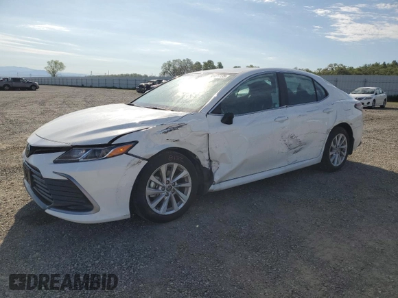2024 Toyota Camry LE z VIN 4T1C11AK1RU257623, wystawiony jako Copart lot #50471135 z przebiegiem 8 055 mil mil oraz Szkoda całkowita • Salvage title. Historia ofert i sprzedaży dostępna na DreamBid. Obrazek 1.