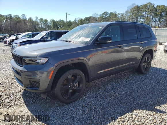 2023 Jeep Grand Cherokee Laredo z VIN 1C4RJJAG7P8856641, wystawiony jako Copart lot #46940875 z przebiegiem 72 302 mil mil oraz Szkoda całkowita • Salvage title. Historia ofert i sprzedaży dostępna na DreamBid. Obrazek 1.