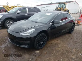 2018 Tesla Model 3 Long Range Battery z VIN 5YJ3E1EA7JF035546, wystawiony jako IAAI lot #42064239 z przebiegiem 113 210 mil mil oraz . Historia ofert i sprzedaży dostępna na DreamBid. Obrazek 2.