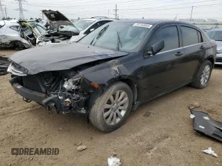 2013 Chrysler 200 Touring z VIN 1C3CCBBG7DN608198, wystawiony jako Copart lot #59193085 z przebiegiem 152 026 mil mil oraz Szkoda całkowita • Salvage title. Historia ofert i sprzedaży dostępna na DreamBid. Obrazek 1.