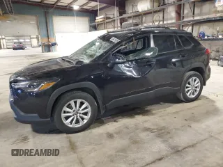 2022 Toyota Corolla Cross LE z VIN 7MUCAAAG8NV015528, wystawiony jako Copart lot #49611975 z przebiegiem 32 158 mil mil oraz Szkody całkowita. Historia ofert i sprzedaży dostępna na DreamBid. Obrazek 1.