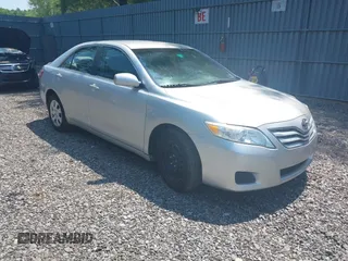 2011 Toyota Camry LE z VIN 4T1BF3EK6BU697376, wystawiony jako IAAI lot #42503522 z przebiegiem 130 987 mil mil oraz . Historia ofert i sprzedaży dostępna na DreamBid. Obrazek 1.