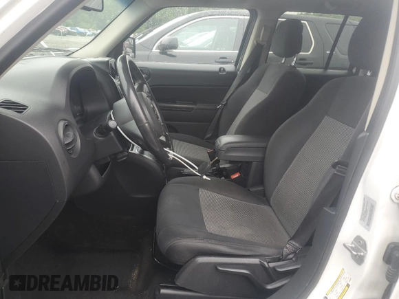2016 Jeep Patriot Latitude with VIN 1C4NJRFB9GD586698, listed as a Copart auction lot 61131125 with 154,679 mi miles and Salvage title. Bid and sale history available at DreamBid. Image 7.
