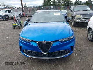 2024 Alfa Romeo Tonale Ti z VIN ZASPATCW9R3050781, wystawiony jako IAAI lot #41611673 z przebiegiem 5980 mil mil oraz . Historia ofert i sprzedaży dostępna na DreamBid. Obrazek 13.