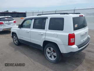 2016 Jeep Patriot High Altitude z VIN 1C4NJPFA0GD795999, wystawiony jako IAAI lot #42684807 z przebiegiem 152 845 mil mil oraz . Historia ofert i sprzedaży dostępna na DreamBid. Obrazek 3.