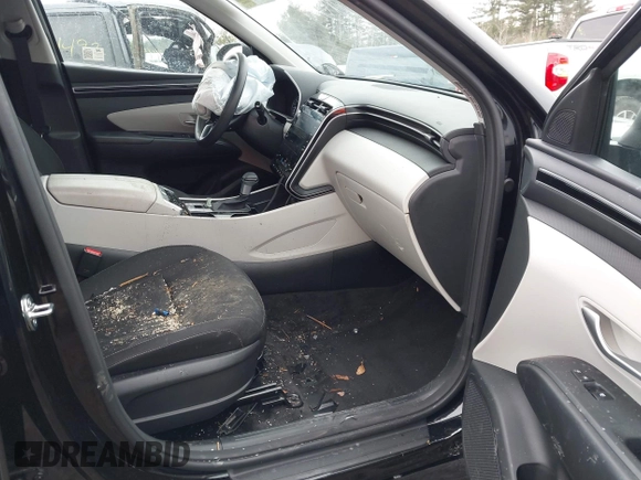 2024 Hyundai Tucson SEL z VIN KM8JBCDE8RU313983, wystawiony jako IAAI lot #41335706 z przebiegiem 14 185 mil mil oraz . Historia ofert i sprzedaży dostępna na DreamBid. Obrazek 5.