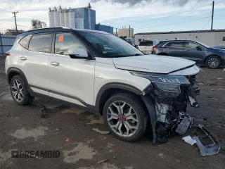 2021 Kia Seltos SX with VIN KNDETCA28M7073418, listed as a Copart auction lot 43989205 with 67,825 mi miles and Salvage Title. Bid and sale history available at carsss.com. Image 4.