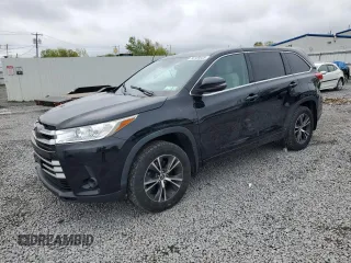 2018 Toyota Highlander LE z VIN 5TDBZRFH3JS817557, wystawiony jako Copart lot #56109035 z przebiegiem 132 053 mil mil oraz Szkoda całkowita • Salvage title. Historia ofert i sprzedaży dostępna na DreamBid. Obrazek 1.