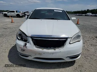 2014 Chrysler 200 Touring z VIN 1C3CCBBG6EN119714, wystawiony jako Copart lot #54020705 z przebiegiem 202 443 mil mil oraz Szkoda całkowita • Salvage title. Historia ofert i sprzedaży dostępna na DreamBid. Obrazek 5.