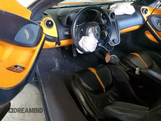 2016 McLaren 570S z VIN SBM13DAA7GW000814, wystawiony jako Copart lot #55457784 z przebiegiem 31 324 mil mil oraz . Historia ofert i sprzedaży dostępna na DreamBid. Obrazek 8.
