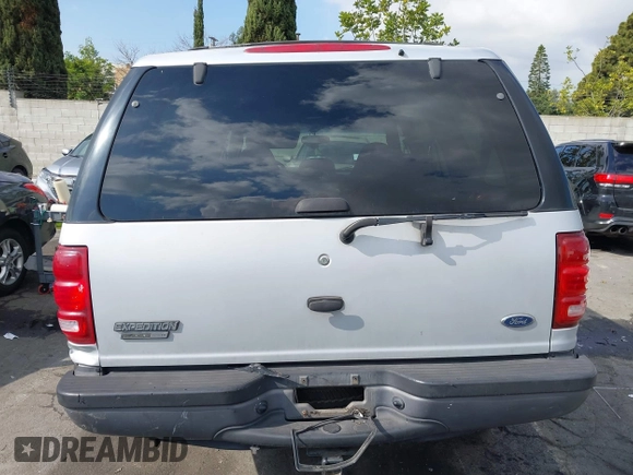 2000 Ford Expedition XLT with VIN 1FMRU1560YLC21781, listed as a IAAI auction lot 41558097 with 218,477 mi miles. Bid and sale history available at carsss.com. Image 16.