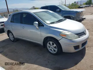 2007 Nissan Versa SL z VIN 3N1BC11E67L407546, wystawiony jako IAAI lot #42375221 z przebiegiem 193 367 mil mil oraz . Historia ofert i sprzedaży dostępna na DreamBid. Obrazek 1.