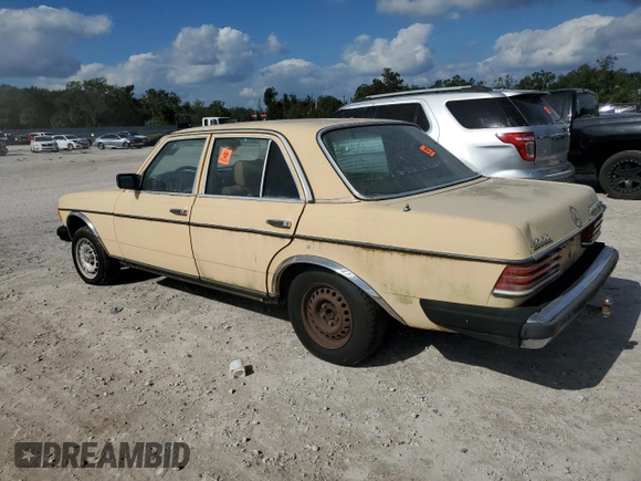 1982 Mercedes-Benz 300 D z VIN WDBAB33A7CB008365, wystawiony jako Copart lot #80248424 z przebiegiem 234 488 mil mil oraz Czysty tytuł • Clean title. Historia ofert i sprzedaży dostępna na DreamBid. Obrazek 2.