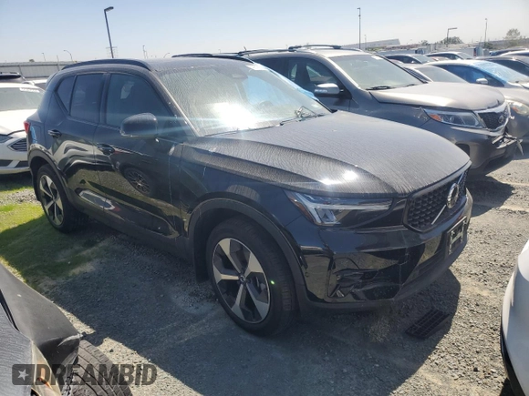 2023 Volvo XC40 Plus Dark Theme с VIN YV4L12UW5P2912803, выставлен на аукционе Copart как лот 49516625 с пробегом 15 303 миль миль и Списание • Salvage title. История ставок и продаж доступна на DreamBid. Изображение 4.