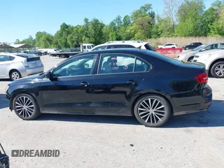 2015 Volkswagen Jetta SE z VIN 3VWD17AJ0FM348432, wystawiony jako IAAI lot #42124810 z przebiegiem 129 034 mil mil oraz . Historia ofert i sprzedaży dostępna na DreamBid. Obrazek 15.