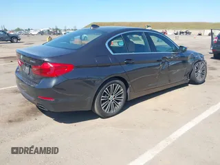 2019 BMW 5 Series 540i с VIN WBAJE5C5XKWW20300, выставлен на аукционе IAAI как лот 42139380 с пробегом 32 802 миль миль и . История ставок и продаж доступна на DreamBid. Изображение 4.