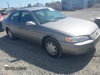 1999 Toyota Camry LE z VIN 4T1BG22K6XU598009, wystawiony jako IAAI lot #42778734 z przebiegiem 279 078 mil mil oraz . Historia ofert i sprzedaży dostępna na DreamBid. Obrazek 1.