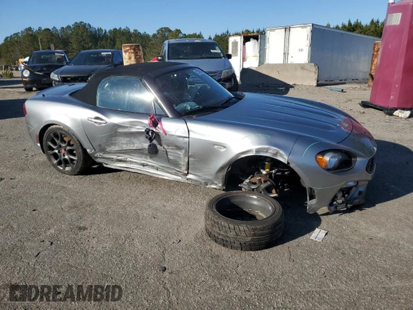 2017 FIAT 124 Spider Elaborazione Abarth z VIN JC1NFAEK6H0113755, wystawiony jako Copart lot #87475064 z przebiegiem Nie podano mil oraz Szkoda całkowita • Salvage title. Historia ofert i sprzedaży dostępna na DreamBid. Obrazek 4.