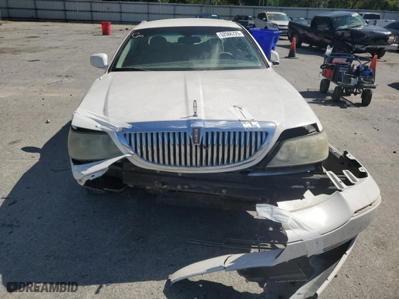 2004 Lincoln Town Car Signature with VIN 1LNHM81W04Y603672, listed as a Copart auction lot 52566725 with 214,180 mi miles and Salvage Title. Bid and sale history available at carsss.com. Image 5.