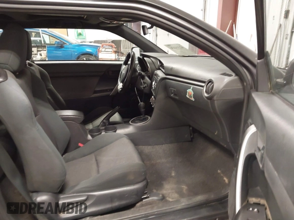 2011 Scion tC z VIN JTKJF5C75B3011546, wystawiony jako IAAI lot #42314036 z przebiegiem 266 448 mil mil oraz . Historia ofert i sprzedaży dostępna na DreamBid. Obrazek 5.