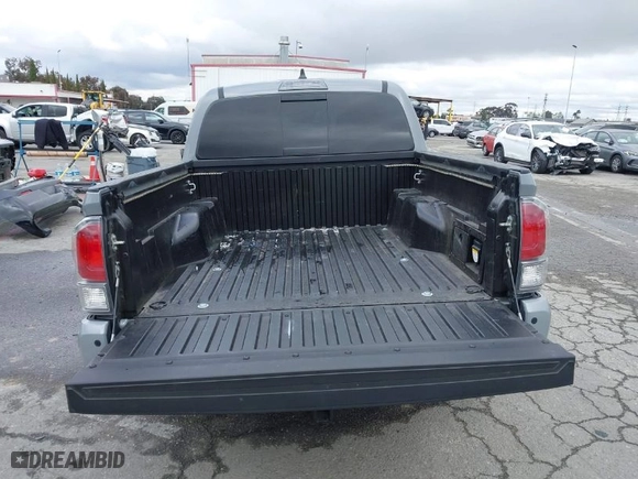 2020 Toyota Tacoma 2WD SR5 with VIN 3TMAZ5CNXLM136698, listed as a IAAI auction lot 41777565 with 53,041 mi miles. Bid and sale history available at carsss.com. Image 18.