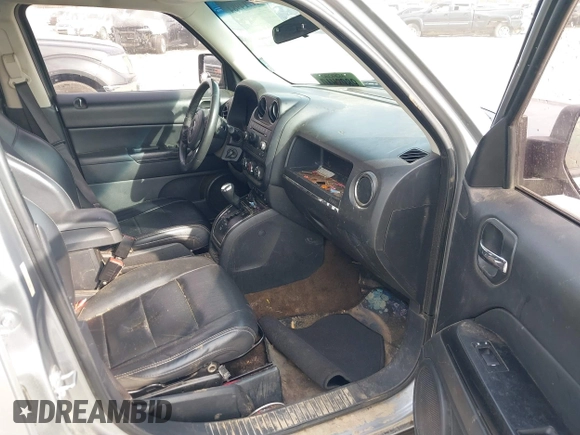 2015 Jeep Patriot High Altitude z VIN 1C4NJPFA2FD185584, wystawiony jako IAAI lot #41714984 z przebiegiem 121 345 mil mil oraz . Historia ofert i sprzedaży dostępna na DreamBid. Obrazek 5.