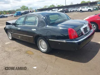 2001 Lincoln Town Car Executive z VIN 1LNHM81W21Y703011, wystawiony jako IAAI lot #42211369 z przebiegiem 188 000 mil mil oraz . Historia ofert i sprzedaży dostępna na DreamBid. Obrazek 3.