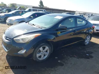 2013 Hyundai Elantra GLS z VIN KMHDH4AEXDU933572, wystawiony jako IAAI lot #42394567 z przebiegiem Nie podano mil oraz . Historia ofert i sprzedaży dostępna na DreamBid. Obrazek 2.