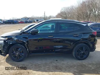 2024 Buick Encore GX Sport Touring z VIN KL4AMESL6RB185891, wystawiony jako IAAI lot #41574852 z przebiegiem 6 mil mil oraz . Historia ofert i sprzedaży dostępna na DreamBid. Obrazek 13.
