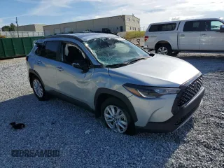 2023 Toyota Corolla Cross LE z VIN 7MUBAABG0PV074344, wystawiony jako Copart lot #70101104 z przebiegiem 9 577 mil mil oraz Szkoda całkowita • Salvage title. Historia ofert i sprzedaży dostępna na DreamBid. Obrazek 4.