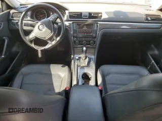2018 Volkswagen Passat SE z VIN 1VWBA7A33JC032736, wystawiony jako Copart lot #48793675 z przebiegiem 171 726 mil mil oraz Szkoda całkowita • Salvage title. Historia ofert i sprzedaży dostępna na DreamBid. Obrazek 8.