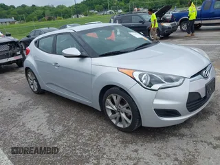 2016 Hyundai Veloster z VIN KMHTC6AD1GU264853, wystawiony jako IAAI lot #42236256 z przebiegiem 141 161 mil mil oraz . Historia ofert i sprzedaży dostępna na DreamBid. Obrazek 1.