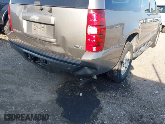 2007 Chevrolet Suburban LT с VIN 1GNFC16027R225418, выставлен на аукционе IAAI как лот 42466800 с пробегом Не указан миль и . История ставок и продаж доступна на DreamBid. Изображение 6.