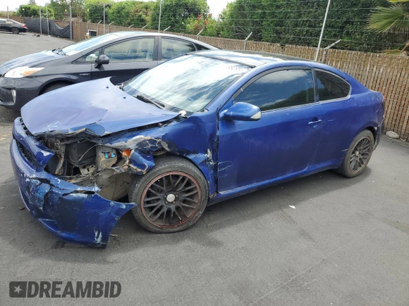 2008 Scion tC Spec z VIN JTKDE167780257965, wystawiony jako Copart lot #56698295 z przebiegiem 141 297 mil mil oraz Szkody całkowita. Historia ofert i sprzedaży dostępna na DreamBid. Obrazek 1.
