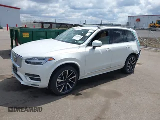 2024 Volvo XC90 Ultimate Bright Theme z VIN YV4062PF5R1157354, wystawiony jako IAAI lot #42085274 z przebiegiem 19 985 mil mil oraz . Historia ofert i sprzedaży dostępna na DreamBid. Obrazek 2.