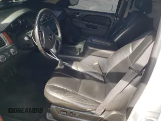 2011 GMC Yukon SLT z VIN 1GKS2CE0XBR335010, wystawiony jako Copart lot #52818405 z przebiegiem 217 402 mil mil oraz Szkoda całkowita • Salvage title. Historia ofert i sprzedaży dostępna na DreamBid. Obrazek 7.