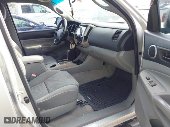 2005 Toyota Tacoma PreRunner z VIN 3TMJU62N15M003398, wystawiony jako IAAI lot #42490056 z przebiegiem 246 125 mil mil oraz . Historia ofert i sprzedaży dostępna na DreamBid. Obrazek 5.
