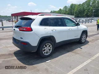 2016 Jeep Cherokee Latitude z VIN 1C4PJMCB2GW372592, wystawiony jako IAAI lot #42493346 z przebiegiem 95 519 mil mil oraz . Historia ofert i sprzedaży dostępna na DreamBid. Obrazek 4.
