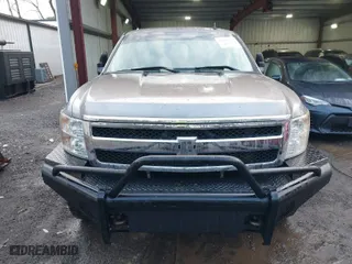 2007 Chevrolet Silverado 3500HD SRW LT w/1LT with VIN 1GCHK33637F500756, listed as a IAAI auction lot 41110717 with 343,894 mi miles. Bid and sale history available at carsss.com. Image 13.