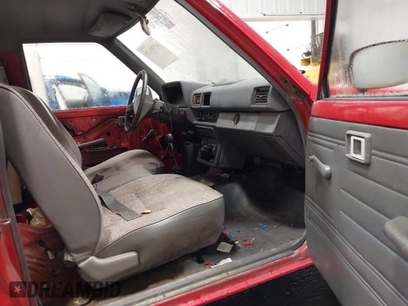 1987 Toyota Pickup with VIN JT4RN50R8H0221202, listed as a IAAI auction lot 40500429 with 304,229 mi miles and . Bid and sale history available at DreamBid. Image 5.