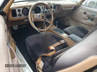 1979 Pontiac Firebird z VIN 2U87K9N120105, wystawiony jako Copart lot #80135024 z przebiegiem 87 739 mil mil oraz Tytuł czysty. Historia ofert i sprzedaży dostępna na DreamBid. Obrazek 8.