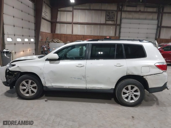 2013 Toyota Highlander with VIN 5TDBK3EHXDS222731, listed as a IAAI auction lot 41768324 with 122,028 mi miles. Bid and sale history available at carsss.com. Image 14.