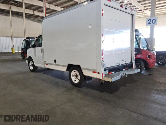 2021 GMC Savana Commercial z VIN 1GDY7RF76M1211125, wystawiony jako Copart lot #86904144 z przebiegiem Nie podano mil oraz Tytuł czysty. Historia ofert i sprzedaży dostępna na DreamBid. Obrazek 2.