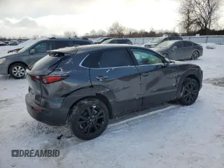 2024 Mazda CX-30 Premium z VIN 3MVDMBDYXRM646995, wystawiony jako Copart lot #89282365 z przebiegiem 4049 mil mil oraz Szkoda całkowita • Salvage title. Historia ofert i sprzedaży dostępna na DreamBid. Obrazek 3.
