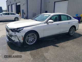 2024 BMW 5 Series 530i z VIN WBA43FJ00RCR49504, wystawiony jako Copart lot #57427265 z przebiegiem 30 326 mil mil oraz Szkoda całkowita • Salvage title. Historia ofert i sprzedaży dostępna na DreamBid. Obrazek 1.