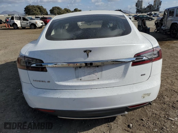 2013 Tesla Model S z VIN 5YJSA1CN1DFP11636, wystawiony jako Copart lot #78333554 z przebiegiem 101 625 mil mil oraz Szkoda całkowita • Salvage title. Historia ofert i sprzedaży dostępna na DreamBid. Obrazek 6.