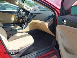 2013 Hyundai Sonata GLS z VIN 5NPEB4AC7DH798019, wystawiony jako IAAI lot #42456870 z przebiegiem 88 583 mil mil oraz . Historia ofert i sprzedaży dostępna na DreamBid. Obrazek 5.